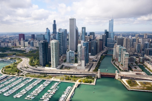 Chicago, a grande cidade americana, convida você a conhecer sua beleza inigualável e inúmeras atrações empolgantes. Localizada às margens do Lago Michigan,